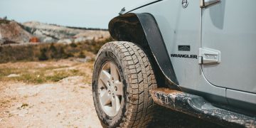 Una Jeep Wrangler con le ruote infangate. Stellantis e il richiamo di 1,3 milioni di modelli