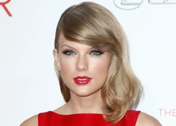 Un primo piano di Taylor Swift.Taylor Swift entra nella Songwriters Hall of Fame: “Un onore essere riconosciuta”