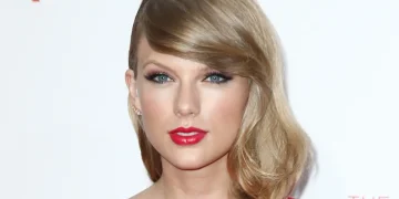 Un primo piano di Taylor Swift.Taylor Swift entra nella Songwriters Hall of Fame: “Un onore essere riconosciuta”