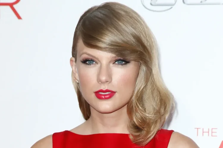 Un primo piano di Taylor Swift.Taylor Swift entra nella Songwriters Hall of Fame: “Un onore essere riconosciuta”