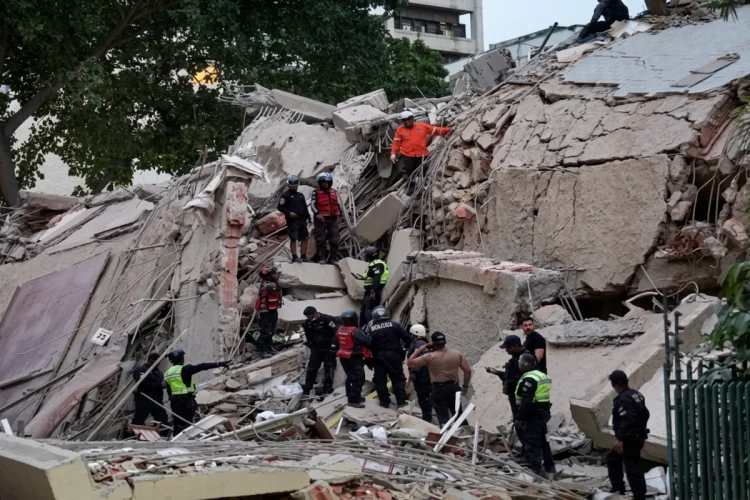 Soccorritori e polizia esaminano macerie edificio crollato dopo terremoto in Venezuela