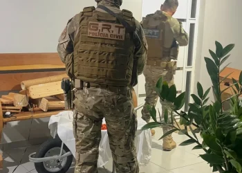 Agenti Polizia Civile brasiliana in uniforme mimetica durante un blitz contro Tren de Aragua