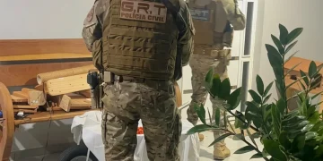 Agenti Polizia Civile brasiliana in uniforme mimetica durante un blitz contro Tren de Aragua