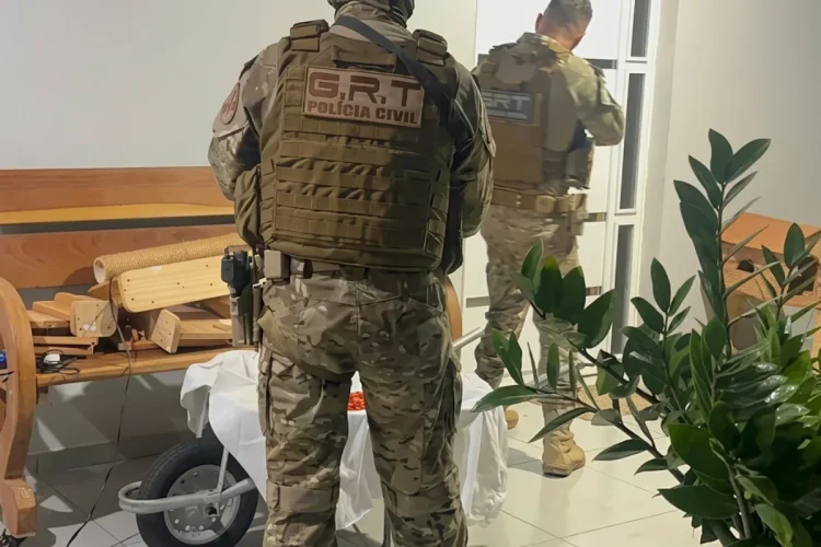 Agenti Polizia Civile brasiliana in uniforme mimetica durante un blitz contro Tren de Aragua
