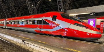 Treno Frecciarossa nella Stazione di Milano Centrale. Alta Velocità bloccata tra Milano e Piacenza, una giornata di caos per i viaggiatori