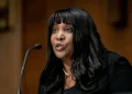 Lisa Cook parla al microfono durante audizione al Senato
