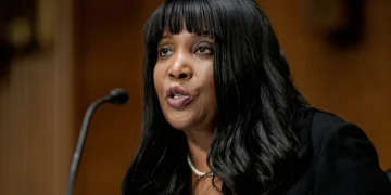 Lisa Cook parla al microfono durante audizione al Senato