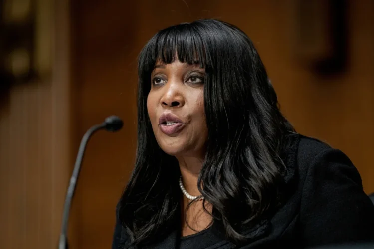 Lisa Cook parla al microfono durante audizione al Senato