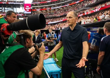 Thomas Tuchel in panchina durante una partita di calcio FIFA