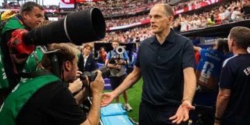 Thomas Tuchel in panchina durante una partita di calcio FIFA