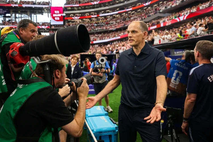 Thomas Tuchel in panchina durante una partita di calcio FIFA