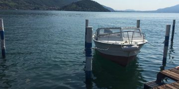 immagine di un molo e una barca attraccata sul Lago d'Iseo