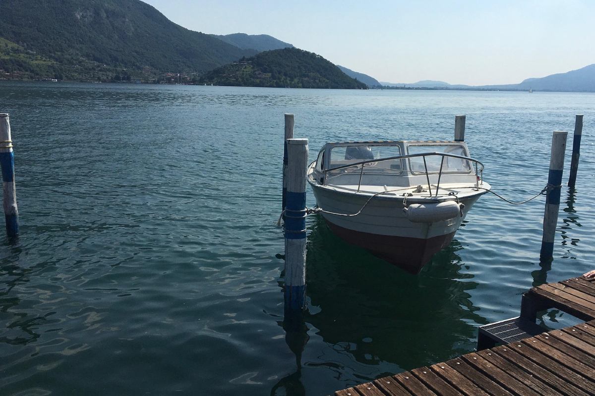 Trovato un uomo morto nel lago d’Iseo: recuperato il corpo vicino a una barca