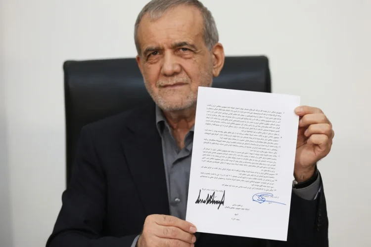 Uomo di mezza età trattiene firma autografo su foglio