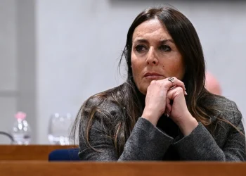 Fiorella Zabatta pensierosa in un contesto istituzionale