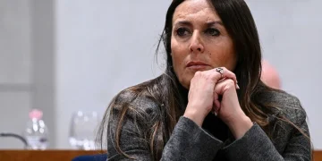 Fiorella Zabatta pensierosa in un contesto istituzionale