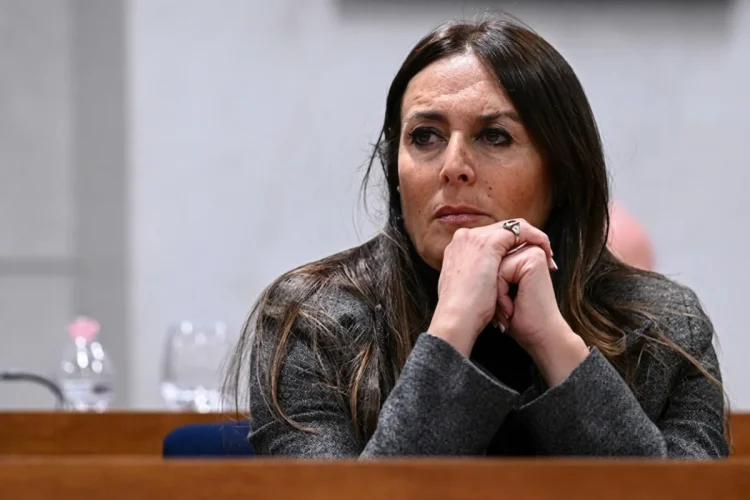 Fiorella Zabatta pensierosa in un contesto istituzionale