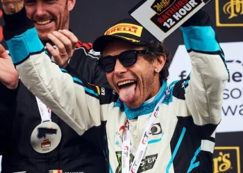 Valentino Rossi scherza sul podio con la coppa in mano.