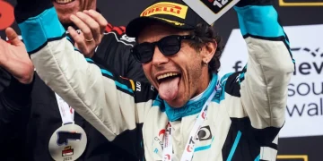 Valentino Rossi scherza sul podio con la coppa in mano.