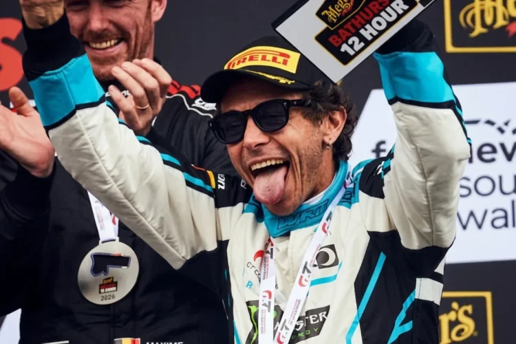 Valentino Rossi scherza sul podio con la coppa in mano.