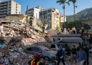 Danni, macerie e persone tra rovine dopo crollo edificio per il terremoto in Venezuela
