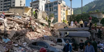 Danni, macerie e persone tra rovine dopo crollo edificio per il terremoto in Venezuela