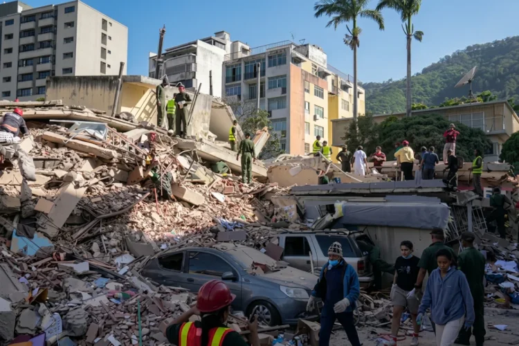 Danni, macerie e persone tra rovine dopo crollo edificio per il terremoto in Venezuela
