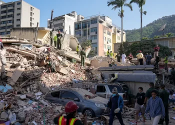 Soccorritori tra le macerie di edifici distrutti dopo potente terremoto in Venezuela.