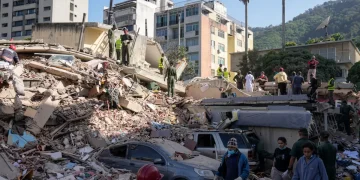 Soccorritori tra le macerie di edifici distrutti dopo potente terremoto in Venezuela.