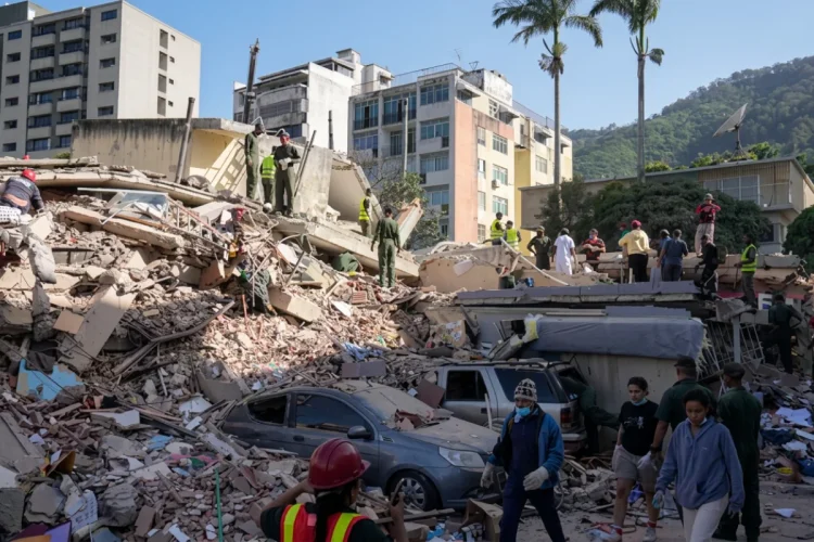 Soccorritori tra le macerie di edifici distrutti dopo potente terremoto in Venezuela.