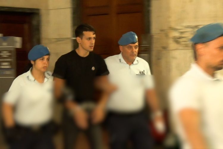 20250702140603_Omicidio_Mastrapasqua_Rezza_insultato_da_familiari_vittima_all_uscita