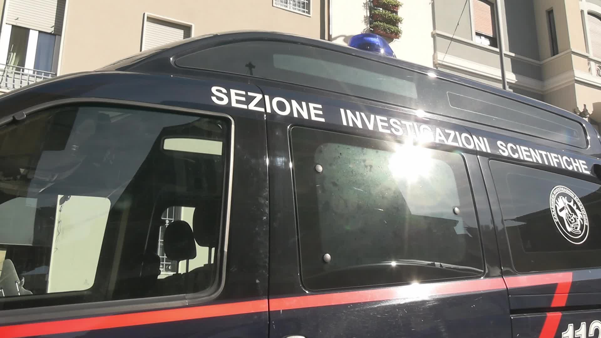 Modena, uomo ucciso a coltellate: corpo nell’androne di un condominio