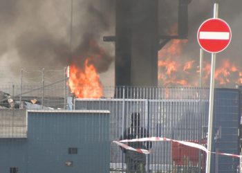 Milano, incendio alla ricicleria di Novate Milanese. Dodici squadre dei vigili del fuoco al lavoro