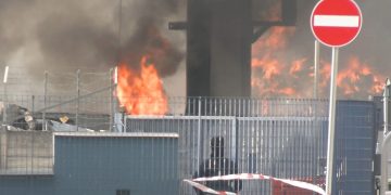 Milano, incendio alla ricicleria di Novate Milanese. Dodici squadre dei vigili del fuoco al lavoro