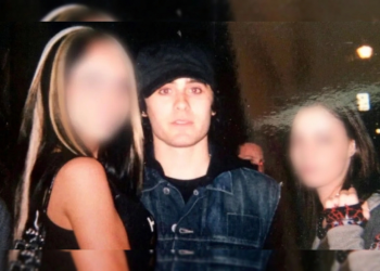 Jared Leto indossa cappello e giacca jeans tra due figure femminili sfocate. Jared Leto accusato da quattro donne di violenza sessuale
