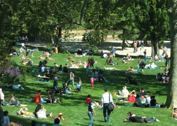 A Parigi i cittadini dormono nei parchi per l'ondata di calore - nella foto, il parco uttes-Chaumont