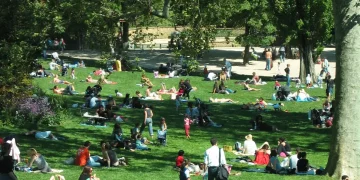 A Parigi i cittadini dormono nei parchi per l'ondata di calore - nella foto, il parco uttes-Chaumont