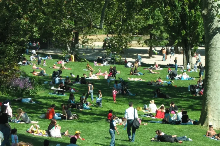 A Parigi i cittadini dormono nei parchi per l'ondata di calore - nella foto, il parco uttes-Chaumont