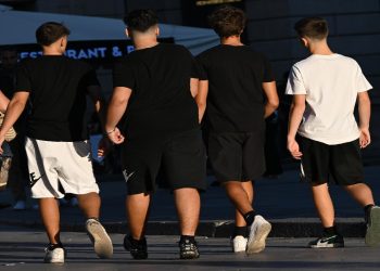 Alcuni adolescenti passeggiano per le vie del centro a Milano