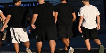 Alcuni adolescenti passeggiano per le vie del centro a Milano