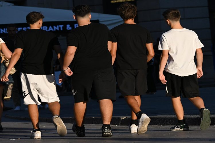 Alcuni adolescenti passeggiano per le vie del centro a Milano