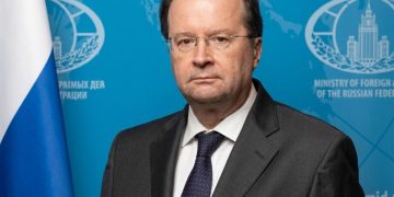 Ambasciatore russo attacca l'Italia: "Non ha figure della levatura di Putin e Lavrov"