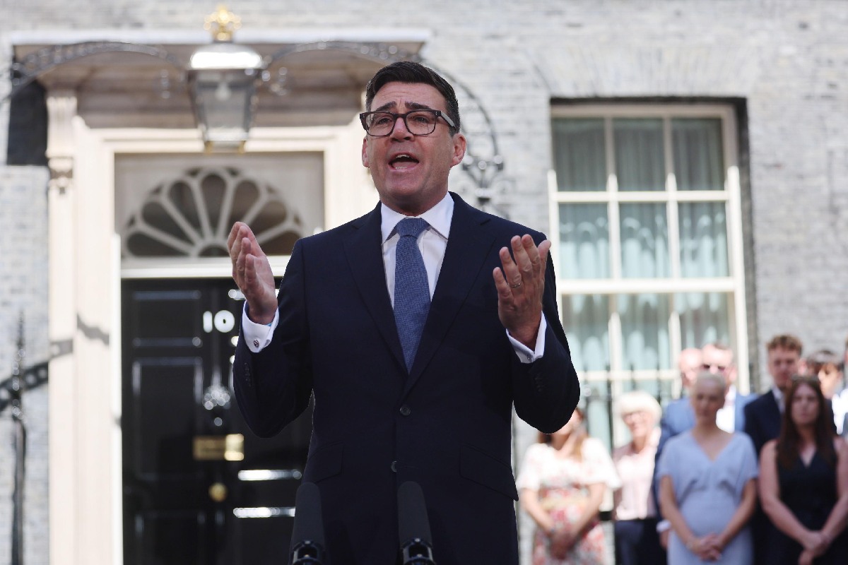 Regno Unito, Andy Burnham entra a Downing Street: “Riporterò speranza e stabilità al Paese”
