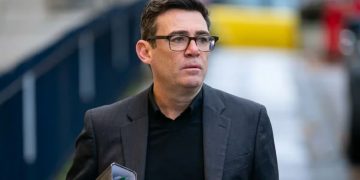 Regno Unito, Andy Burnham vuole rivoluzionare i colloqui di lavoro: stop agli incontri in presenza