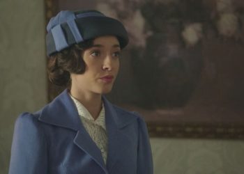 Angela de La Promessa in primo piano con espressione preoccupata e in lacrime nelle prossime puntate della soap opera di Canale 5.