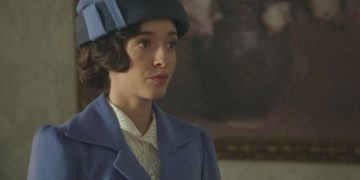 Angela de La Promessa in primo piano con espressione preoccupata e in lacrime nelle prossime puntate della soap opera di Canale 5.