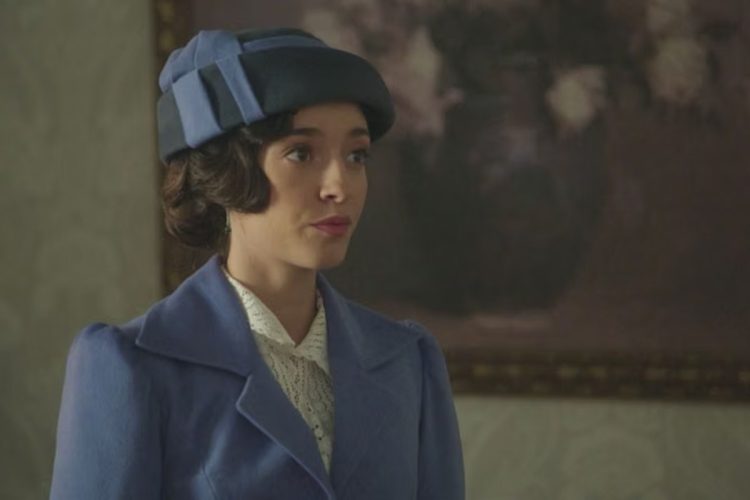 Angela de La Promessa in primo piano con espressione preoccupata e in lacrime nelle prossime puntate della soap opera di Canale 5.