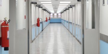 Corridoio di un ospedale. Arizona, bambino dichiarato morto si risveglia all'obitorio.jpg
