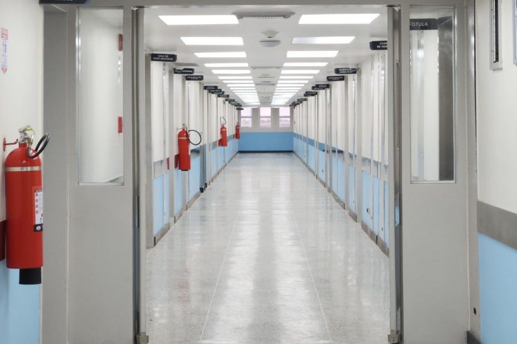 Corridoio di un ospedale. Arizona, bambino dichiarato morto si risveglia all'obitorio.jpg