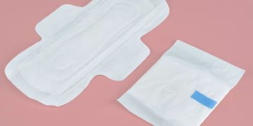 Assorbenti distesi. Assorbenti gratis a scuola, progetto pilota in Campania: cosa fanno nel resto d'Italia e nel mondo?